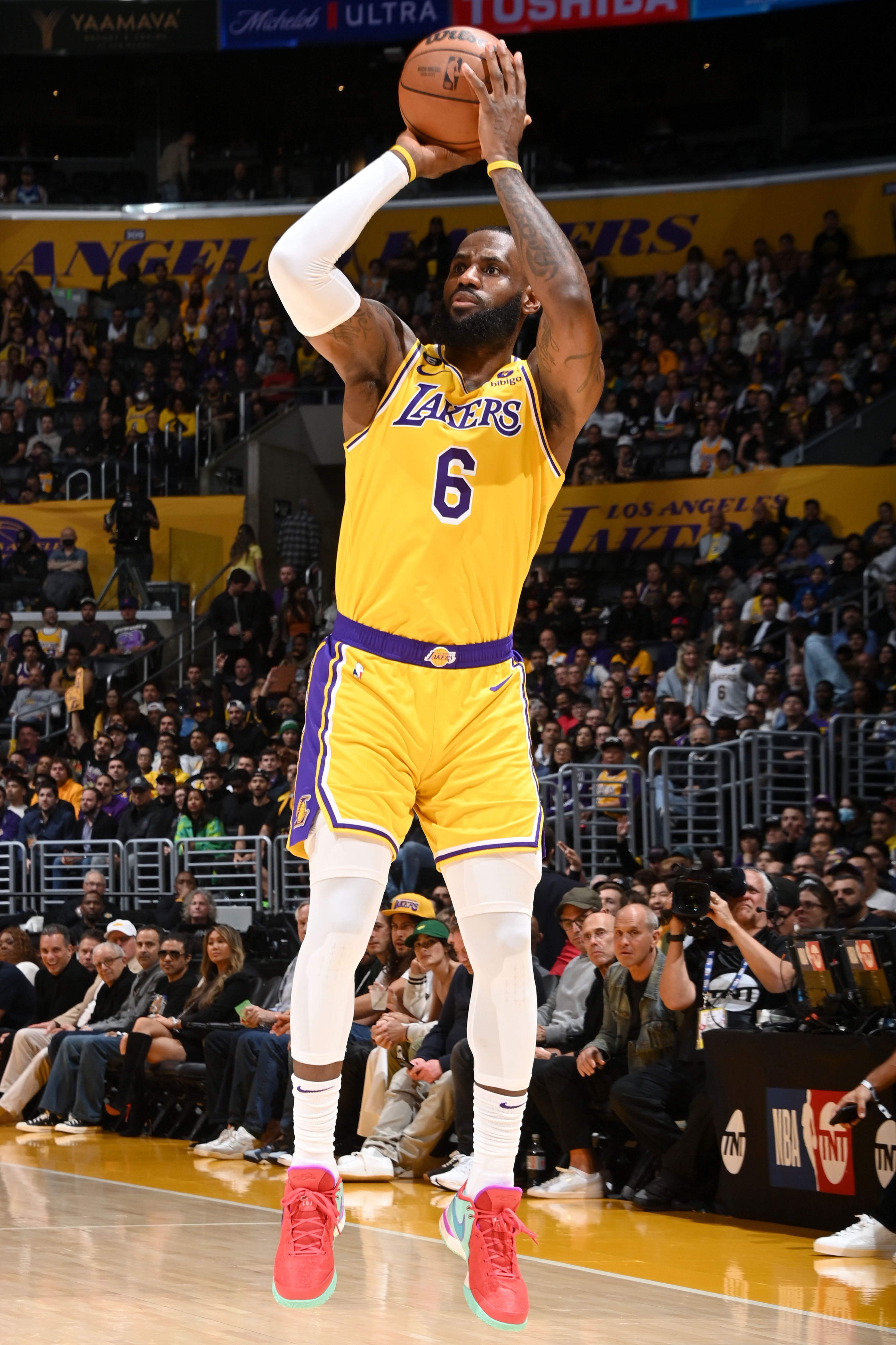 灰熊客场惨遭森林狼逆转，约瓦尔全力抗击但努力白费