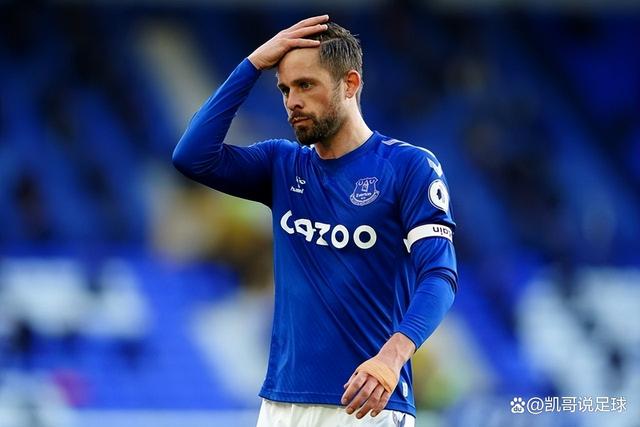 冰岛中场崭露头角，成为比赛亮点