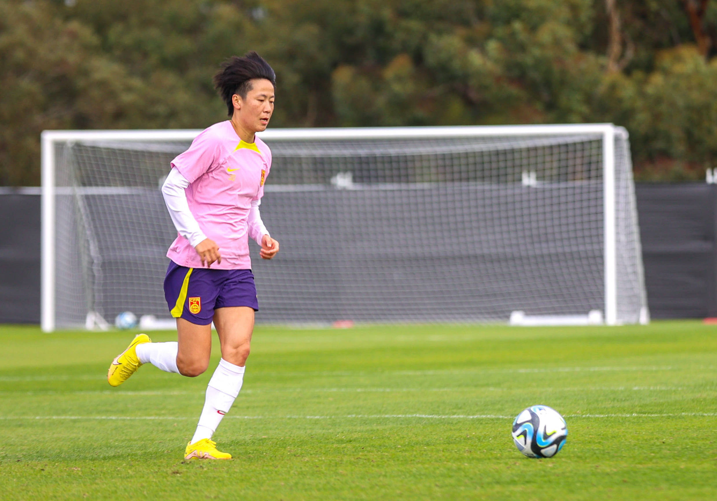 中国女足表现稳健，赢得国内外赞誉