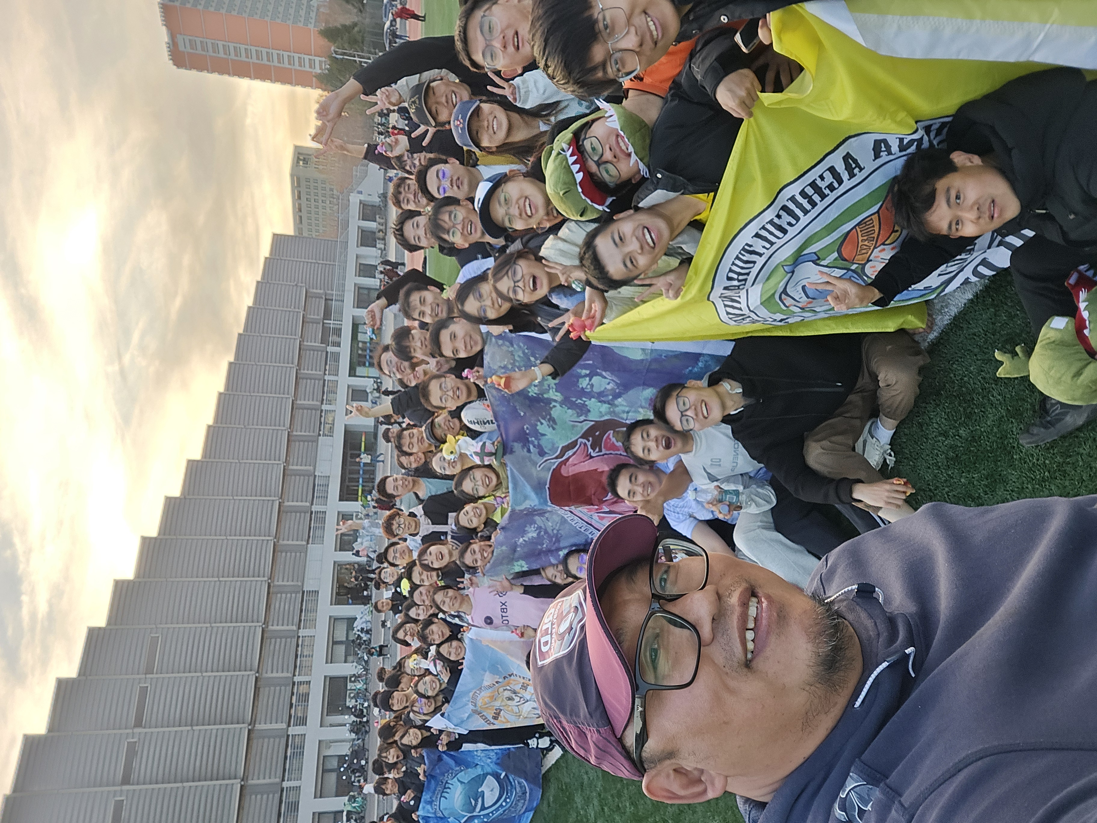 关于体育赛事现场的气氛热烈高涨，精彩连连的信息