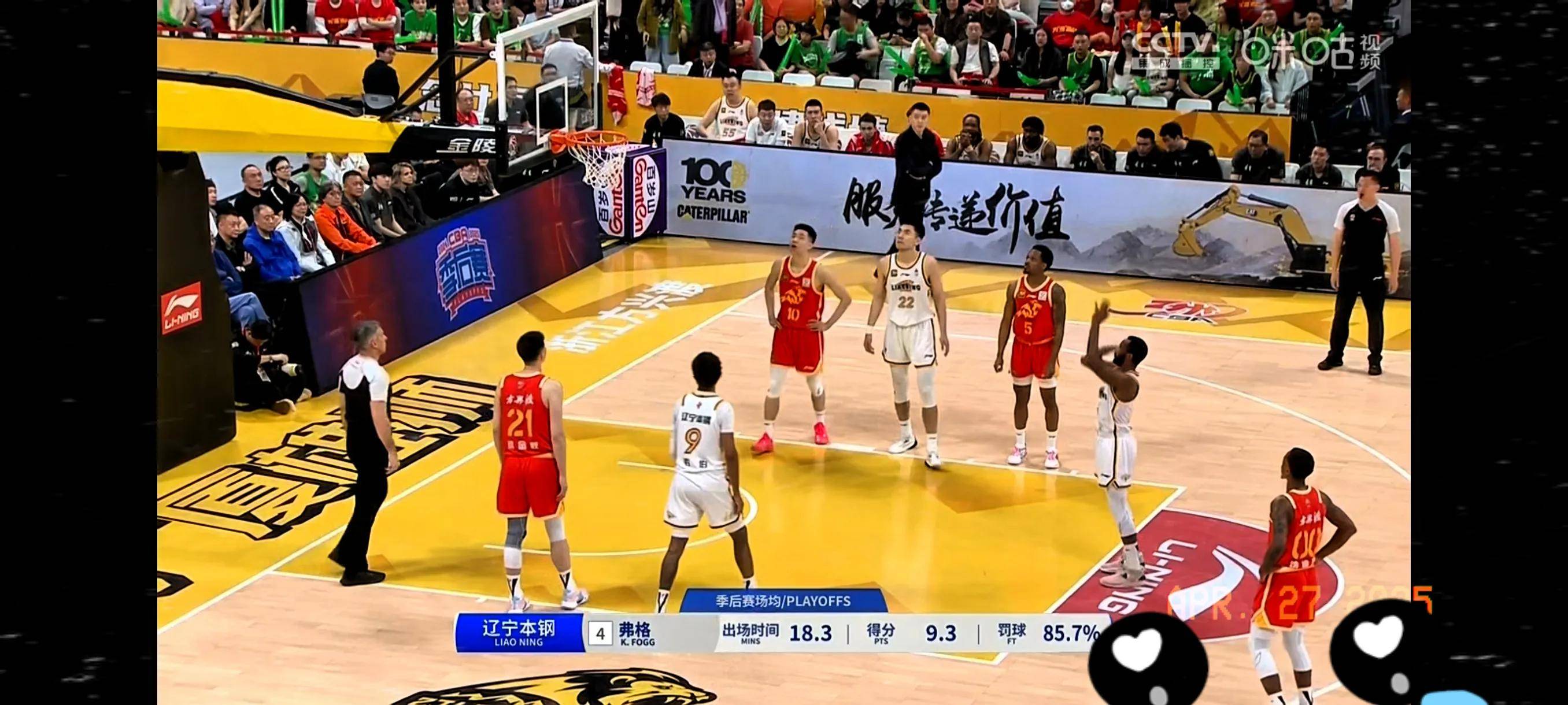 裁判在比赛中做出了一项重要判罚，引发争议