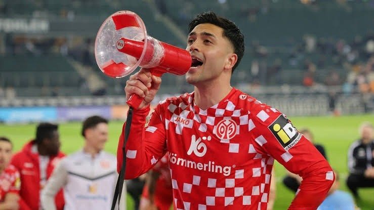 关于美因茨防守漏洞频出，主帅面临战术调整难题的信息