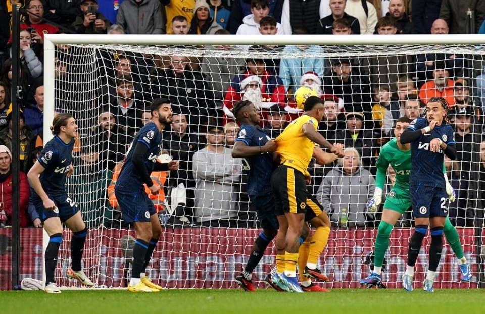 切尔西遭受连败困扰，球队沉浸困境挣扎求解