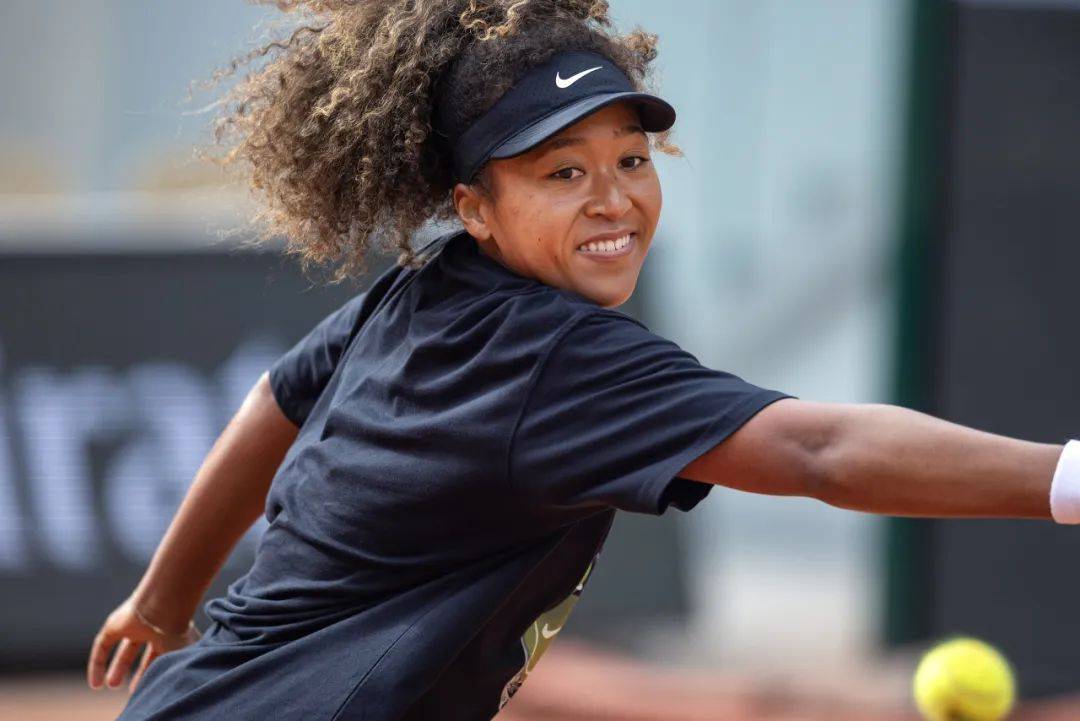 大坂直美在拜仁比赛中持续失利，表现优异引发热议！