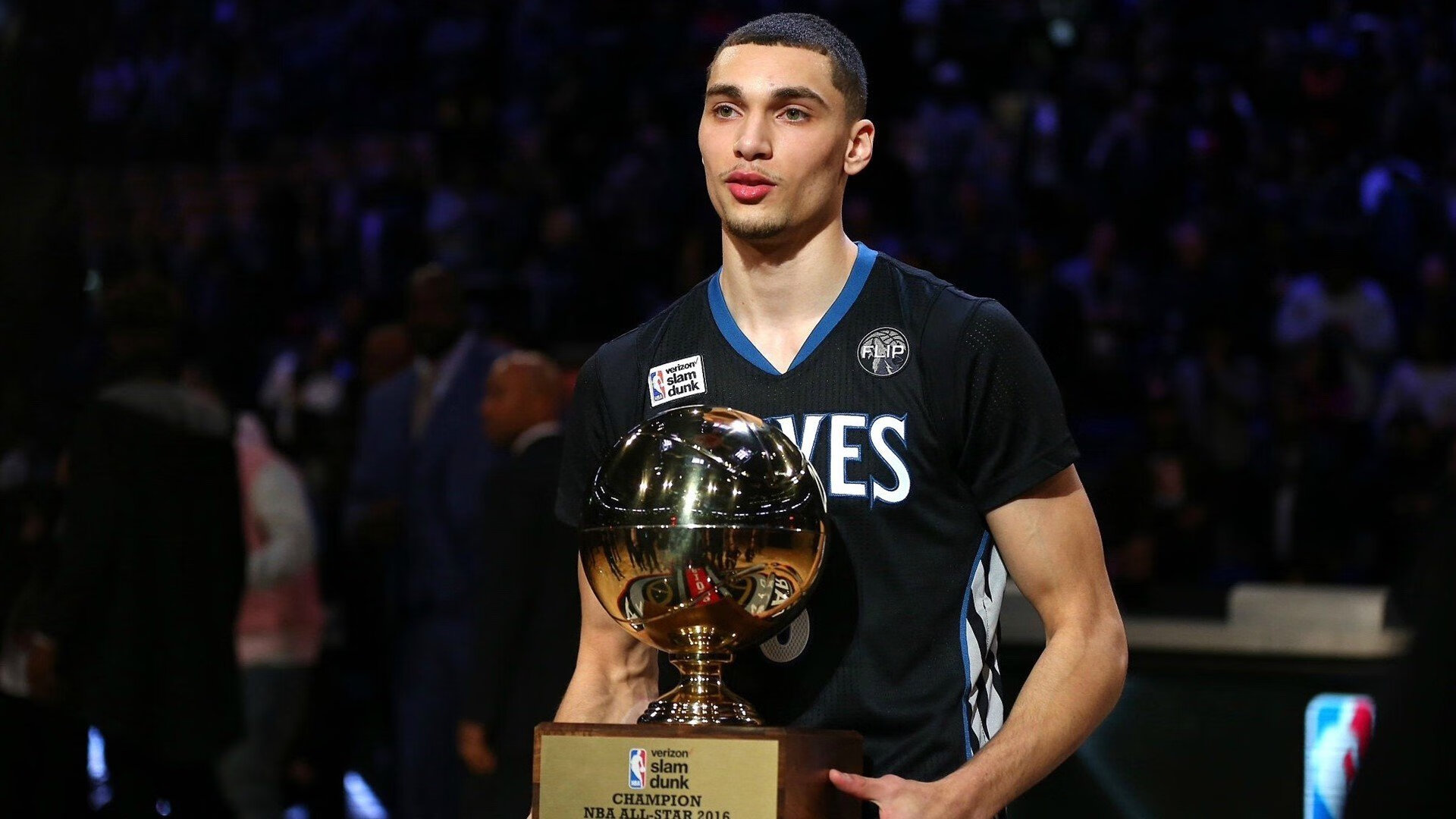 晋级下一阶段首场状态出色，日本队观众沸腾！，塔图姆重返赛场赢得满堂喝彩(晋剧十大经典名段)