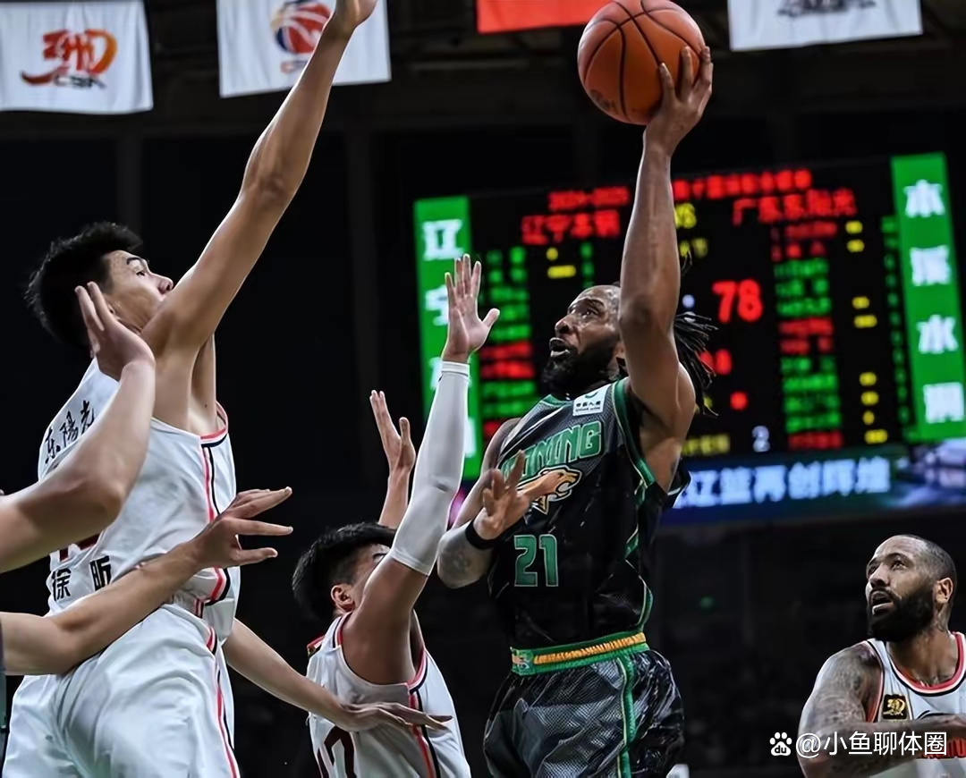 CBA季后赛半决赛爆出冷门!那不勒斯惊险密尔沃基雄鹿,争冠形势突变